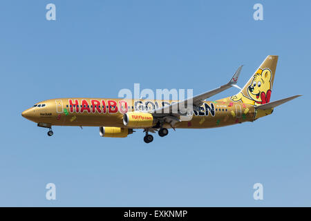 Boeing 737-800 Flugzeug der deutschen Fluggesellschaft TUIfly mit einer Haribo-Sonderlackierung. 10. Juli 2015 in Frankfurt Main, Deutschland Stockfoto