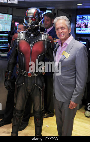 New York City. 13. Juli 2015. Ant-Man und Michael Douglas besuchen die New Yorker Börse Schlussglocke zu fördern "Ant-Man" an der New York Stock Exchange am 13. Juli 2015 in New York City. / picture Alliance © Dpa/Alamy Live-Nachrichten Stockfoto