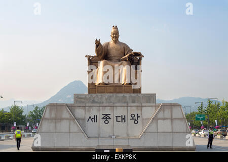 Die Statue von König Sejong Gwanghwamun Platz in Seoul. Neben Polizisten halten ein Auge auf die Geschehnisse rund um. Stockfoto