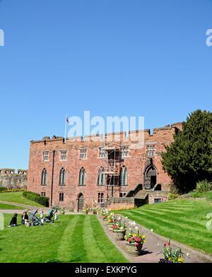 Ansicht des Schlosses Sandstein mit jungen Frauen mit Kleinkindern auf dem Rasen im Vordergrund, Shrewsbury, Shropshire, England, UK Stockfoto