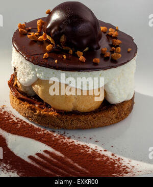 Nahaufnahme von Kuchen mit Blätterteig, Schokolade und mascarpone Stockfoto