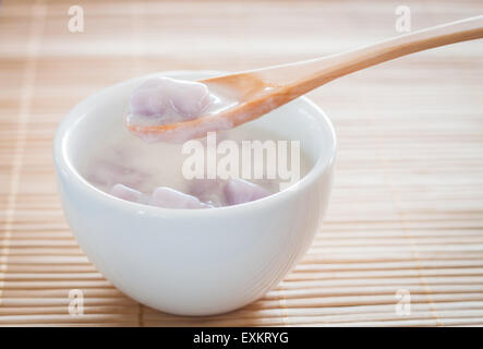 Bua Loi, Thai Dessert mit Taro Mehl und Kokosmilch, stock Foto Stockfoto