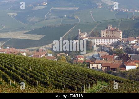 Italien, Piemont, Langhe Hügeln, Weinbergen Panorama mit Barolo-Dorf und Schloss Falletti Stockfoto