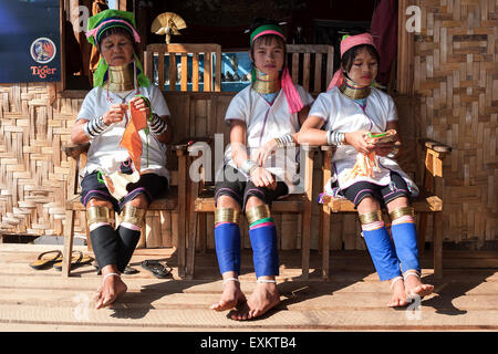 Frauen der Volksgruppe der Padaung mit Halsketten und traditionelle Kleidung, in der Nähe von Ywa-Ma, Shan State in Myanmar Stockfoto