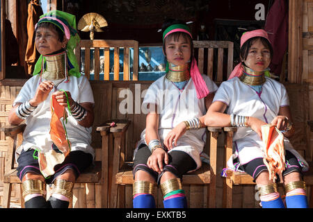 Frauen der Volksgruppe der Padaung mit Halsketten und traditionelle Kleidung, in der Nähe von Ywa-Ma, Shan State in Myanmar Stockfoto