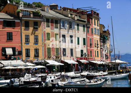 Pastellfarben bemalten Häusern am Strand von Portofino, Golfo del Tigullio, italienische Riviera, Ligurien, Italien Stockfoto