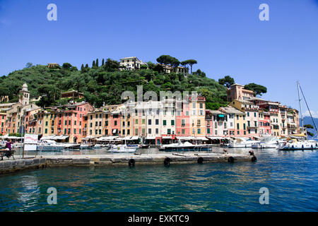 Pastellfarben bemalten Häusern am Strand von Portofino, Golfo del Tigullio, italienische Riviera, Ligurien, Italien Stockfoto