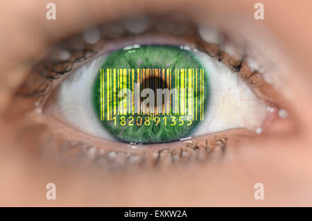 Detail des Auges mit Barcode EAN, europäische Artikelnummer auf Iris, symbolisches Bild, gläserne Kunde Stockfoto