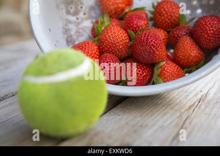 Heimische Erdbeeren Reifen rechtzeitig zu genießen, während gerade Wimbledon Tennis auf dem TV, UK, Stockfoto