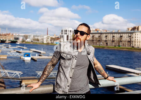 Bärtige Hipster Sonnenbrille in der Stadt Stockfoto