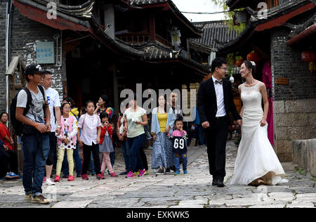 (150715)--LIJIANG, 15. Juli 2015 (Xinhua)--dauert ein paar Hochzeitsfotos in Shuhe von Lijiang alte Stadt, der südwestlichen chinesischen Provinz Yunnan, 14. Juli 2015. Als Teil der antiken Stadt Lijiang, die als das Welt-Kulturerbe der UNESCO im Jahr 1997 aufgeführt wurde, zieht Shuhe große Menge an Besuchern.  (Xinhua/Lin Yiguang) (Zwx) Stockfoto