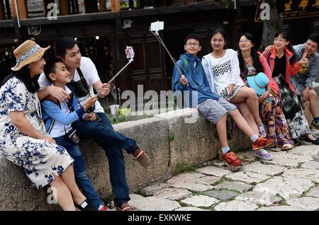 (150715)--LIJIANG, 15. Juli 2015 (Xinhua)--Menschen besuchen Shuhe von Lijiang alte Stadt, der südwestlichen chinesischen Provinz Yunnan, 14. Juli 2015. Als Teil der antiken Stadt Lijiang, die als das Welt-Kulturerbe der UNESCO im Jahr 1997 aufgeführt wurde, zieht Shuhe große Menge an Besuchern.   (Xinhua/Lin Yiguang) (Zwx) Stockfoto