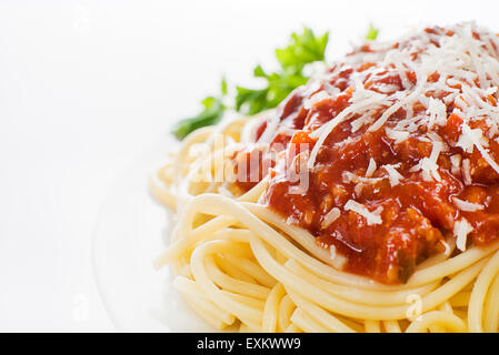 Teller mit frischen Spaghetti mit Tomaten-Sauce und Parmesan. Stockfoto