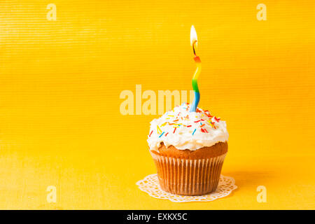 Cupcake mit Kerze Stockfoto