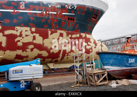 Reparatur und Malerei Rumpf eines Schiffes im Trockendock in Reykjavik harbour Island Stockfoto