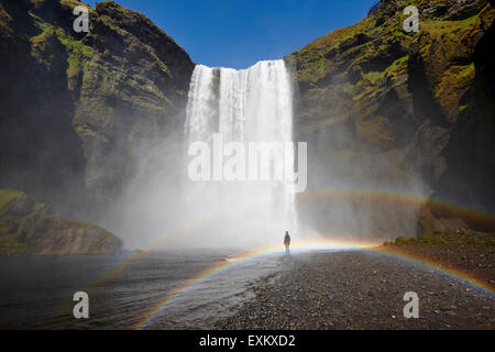 einzelne Tourist am Skogafoss Wasserfall in Island Stockfoto