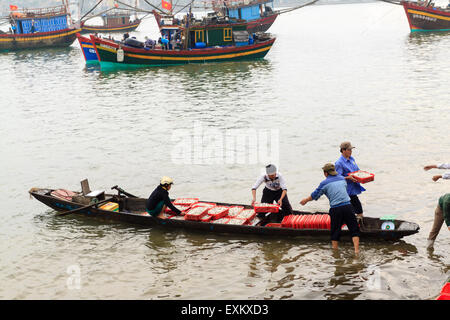 Fiish Markt am Strand in der Provinz Quang Binh, Vietnam am 10. März 2014 Stockfoto