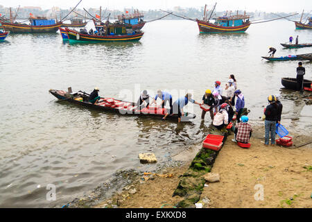 Fiish Markt am Strand in der Provinz Quang Binh, Vietnam am 10. März 2014 Stockfoto