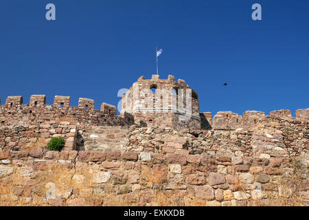 Archäologischen Website von Lesbos Stadtschloss, Crenelations und sonnenbeschienenen winken griechische Flagge. Stadt Mytilene, Lesbos Insel, Griechenland Stockfoto