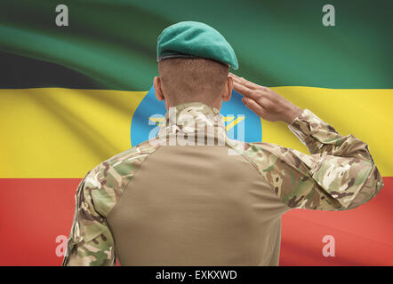 Dunkel-enthäutete Soldat im Hut vor Nationalflagge Reihe - Äthiopien Stockfoto