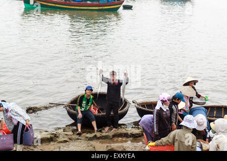 Fiish Markt am Strand in der Provinz Quang Binh, Vietnam am 10. März 2014 Stockfoto