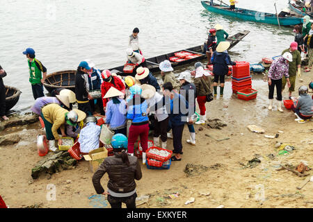 Fiish Markt am Strand in der Provinz Quang Binh, Vietnam am 10. März 2014 Stockfoto