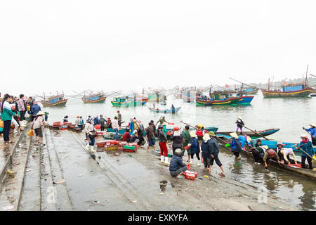 Fiish Markt am Strand in der Provinz Quang Binh, Vietnam am 10. März 2014 Stockfoto