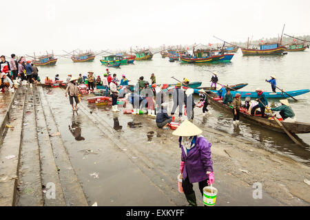 Fiish Markt am Strand in der Provinz Quang Binh, Vietnam am 10. März 2014 Stockfoto