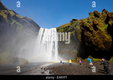 Massen von Touristen am Skogafoss Wasserfall in Island Stockfoto