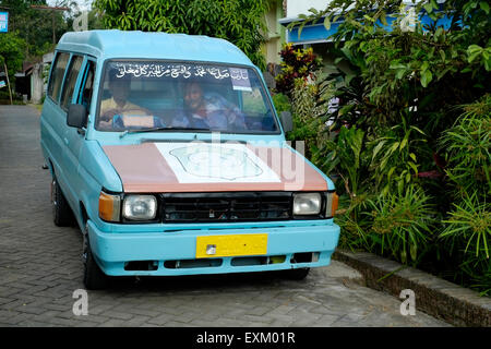 der Fahrer in einer Angkot wartet darauf, dass Passagiere an Bord klettern in Malang Java Indonesien Stockfoto