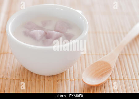 Bua Loi, Thai Dessert mit Taro Mehl und Kokosmilch, stock Foto Stockfoto