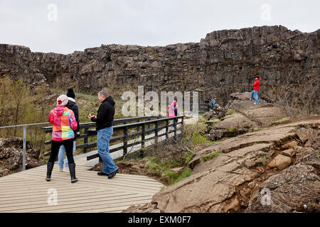 Touristen gehen durch die Almannagja Bruchlinie in der mid-Atlantic Ridge nordamerikanische Platte Thingvellir National Park Island Stockfoto