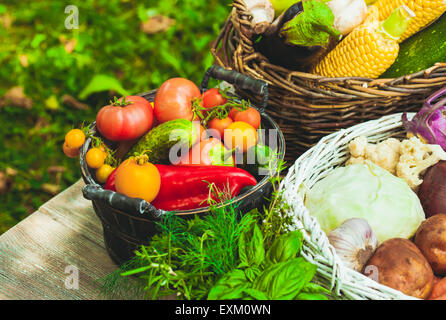Gemüse auf Holztisch Stockfoto
