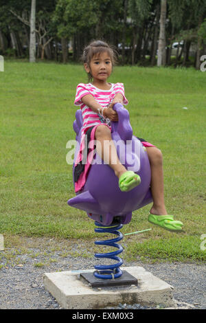 Asiatische Thai kleine süße Mädchen spielen auf dem Spielplatz Stockfoto