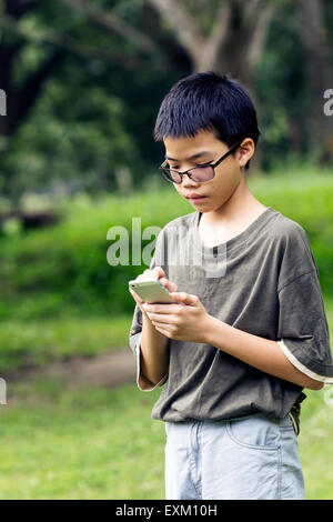 Asiatische Thai jungen mit Handy Stockfoto