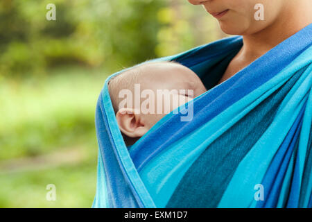 Baby im Tragetuch Stockfoto