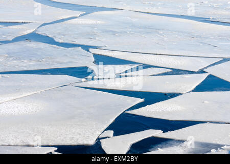 Gefrorene Meer mit großen Eisschollen Stockfoto