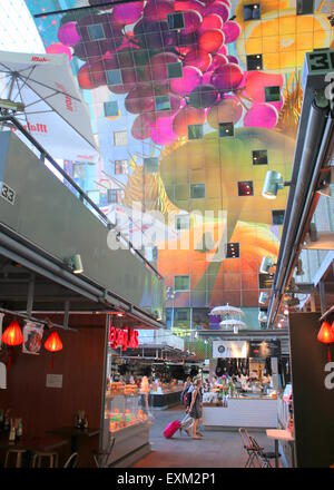 Farbenfrohe Einrichtung der Rotterdamse Markthal (Rotterdam-Markthalle), bei quadratischen Blaak. Stockfoto