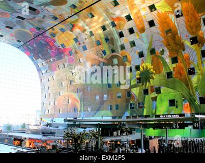 Bunte Decke und Innenministerium die Rotterdamse Markthal (Rotterdam-Markthalle), bei quadratischen Blaak. Stockfoto