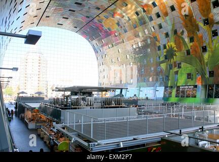 Farbenfrohe Einrichtung und Decke die Rotterdamse Markthal (Rotterdam-Markthalle), bei quadratischen Blaak. Stockfoto