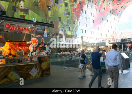 Poffertjes stehen (Verkauf von Miniatur Pfannkuchen). Die Rotterdamse Markthal (Rotterdam-Markthalle), bei Blaak quadratischen Innenraum. Stockfoto