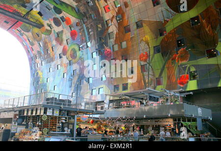 Farbenfrohe Einrichtung der Rotterdamse Markthal (Rotterdam-Markthalle), bei quadratischen Blaak. Stockfoto