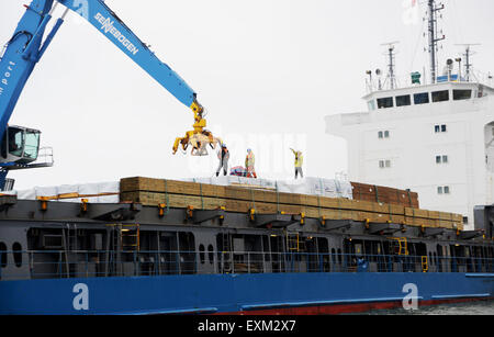 Holz von Ernst Hagedorn-Frachtschiff bei Shoreham Port West Sussex England UK entladen wird Stockfoto