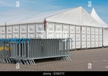 Crush-Barrieren in der Nähe ein großes Festzelt Stockfoto