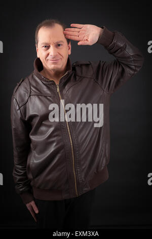 Hübscher Mann dabei verschiedene Ausdrücke in verschiedenen Arten von Kleidung: stramm Stockfoto