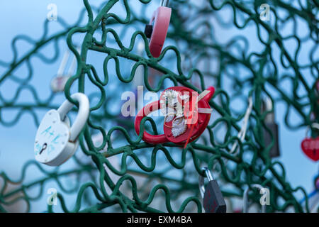 Bunte Liebe Schlösser befestigt an Metall Baum auf der Brücke Luschkow, Moskau, Russland Stockfoto