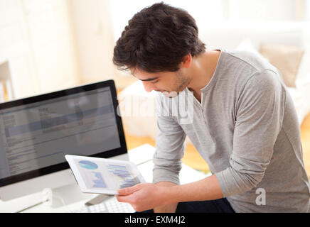 Ansicht eines jungen Mannes mit einem Tablet im Büro Stockfoto