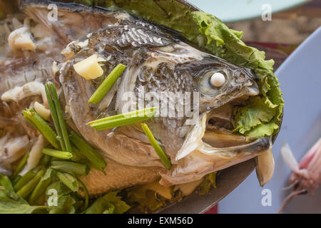Gedämpfte weiße Barsch Fisch in Lime Dressing Zutaten gehören Knoblauch, Ingwer und leichte Soja-sauce Stockfoto