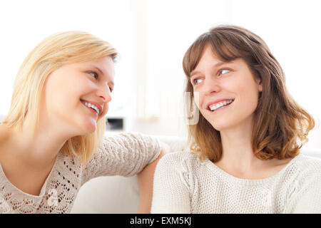 Komplizenschaft Szene Beetwen beste Freunde - Freundschaft-Konzept Stockfoto