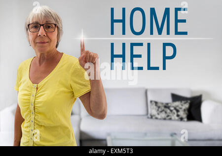 Haushaltshilfe-Touchscreen zeigt Senior Woman. Stockfoto